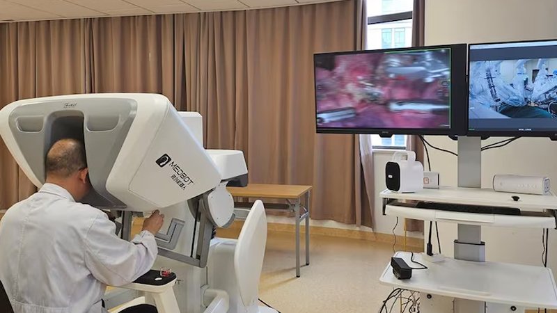 Chinese Doctor Removes Patient’s Lung Tumor Using Robot from 3,000 Miles Away